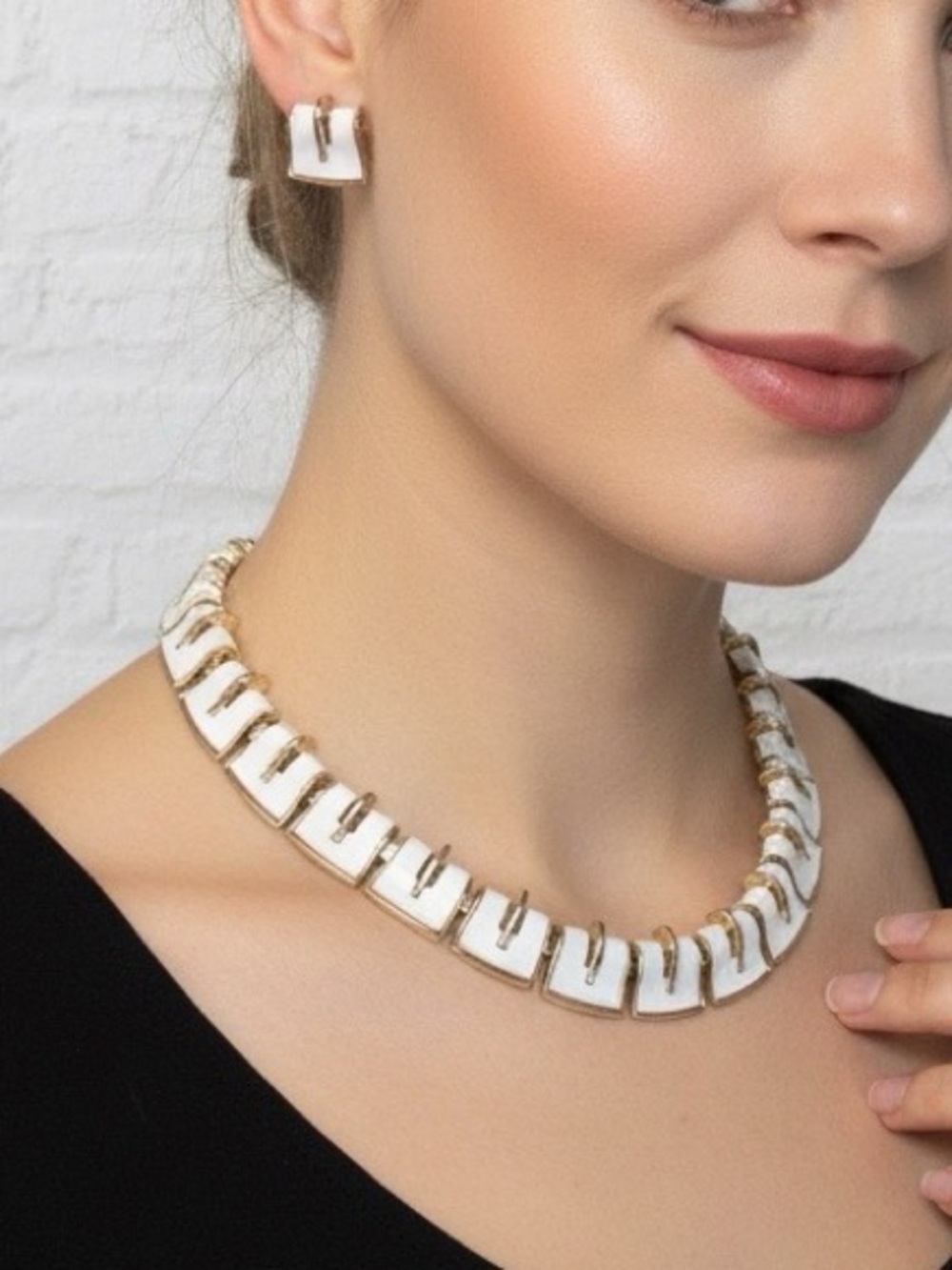 Vintage Lisner Lucite Necklace Set